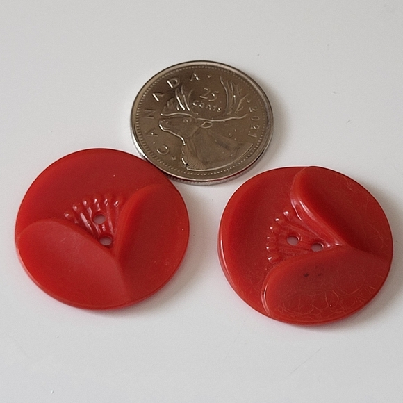 Pair of Vintage Acrylic Round Red Sewing Buttons - Picture 11 of 12